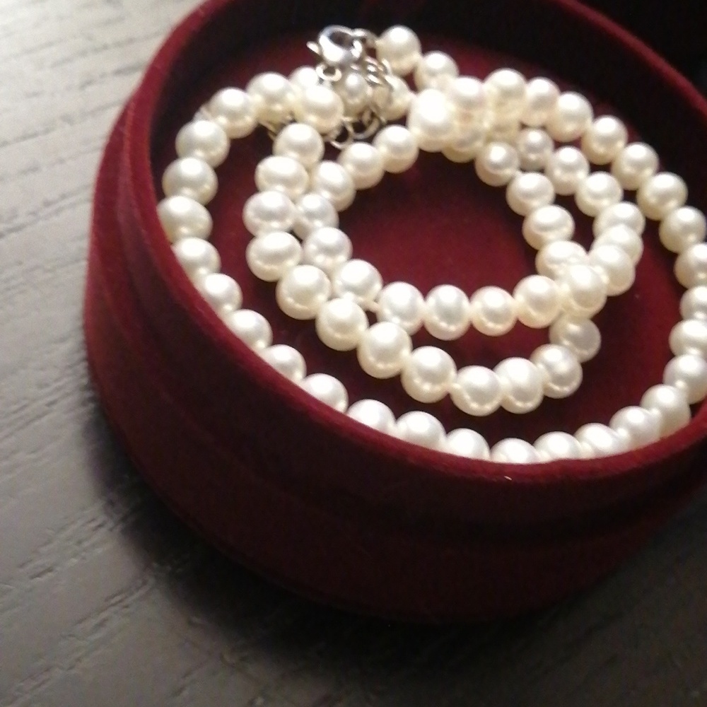 LUC 925 Elegant  Genuine Pearl Silver Elegant Necklace In A Vintage Box